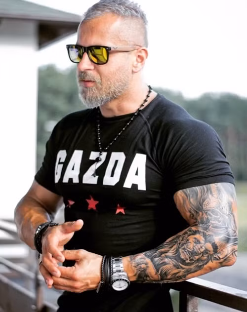 Tóc cùng râu màu bạch kim, gương mặt góc cạnh quắc thước, đặc biệt là cơ bắp cuồn cuộn, bụng 6 múi chắc nịch, người đàn ông tuổi 35 tuổi - Pawel Ladziak nhanh chóng được chú ý giữa đám đông.