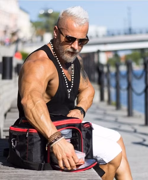 Ngoại hình cường tráng cùng phong cách đầy "phong trần" của Pawel Ladziak thời gian qua đã khiến nhiều anh em phải ghen tỵ còn các chị em phải ước ao một lần được chạm tay vào khối bắp săn chắc của ông lão 35 tuổi. Ảnh trong bài: Instagram nhân vật.