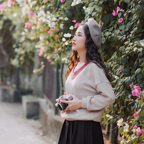 Cũng chính nhờ vẻ đẹp tự nhiên và những đường nét tinh tế trên khuôn mặt của mình, nữ sinh Hải Phòng được mệnh danh là "bản sao hot girl Hà Lade" được nhiều shop thời trang tín nhiệm giao cho công việc người mẫu ảnh thời trang.