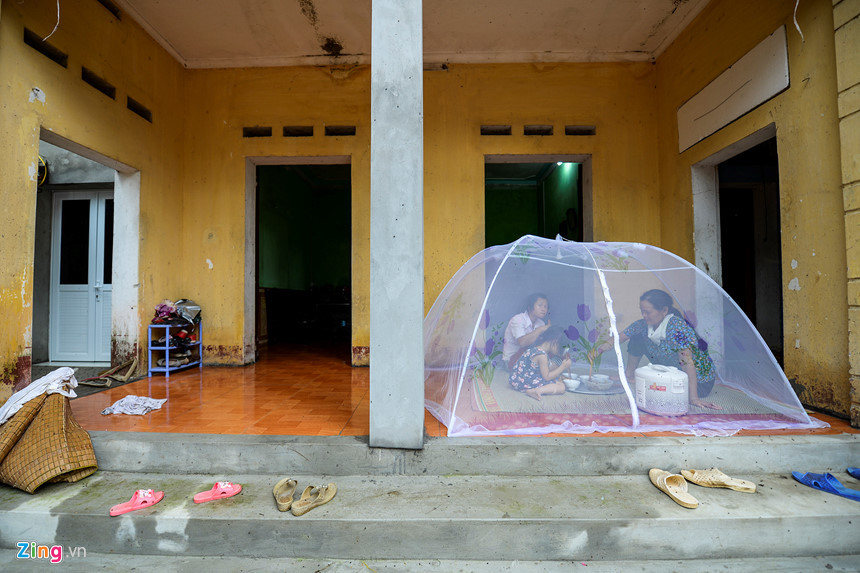 Trước đó trên mạng xã hội, những tấm ảnh về việc các hộ gia đình phải mắc màn để ăn cơm cũng đã được báo chí ghi lại và trở thành chủ đề bàn tán trên mạng xã hội.