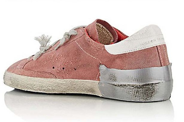 Đôi giày được đính băng dính và làm bẩn để mang lại hình ảnh chân thật nhất.