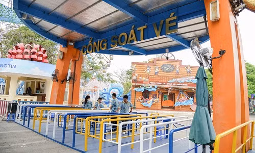 Khu vực cổng soát vé công viên nước vắng vẻ.