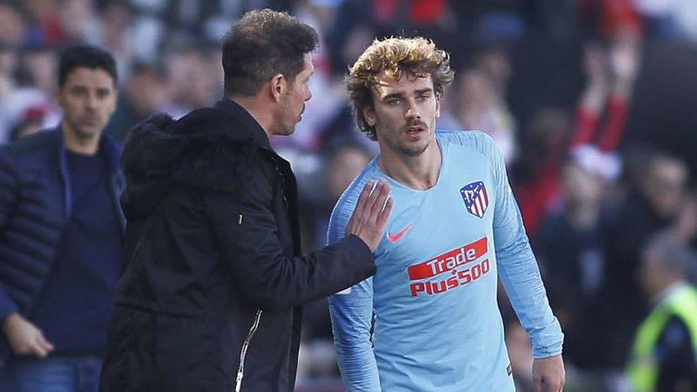 Chuyển nhượng bóng đá từ Sportsmole, PSG dự tính chiêu mộ cả HLV Diego Simeone và Antoine Griezmann về Pháp trong thời gian tới. Nhà đương kim vô địch Ligue 1 tin tưởng, bộ đôi từng làm việc ăn ý cùng nhau ở Atletico Madrid sẽ là chìa khoá mở ra thành công cho PSG trong tương lai.