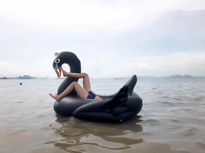 "Khi nhờ thì mình không nghĩ sẽ bị chế ảnh như thế nên khi được xem ''sản phẩm'' của mọi người sửa giúp, cảm giác ban đầu là hơi sốc, bất ngờ nhưng không thấy giận, chỉ thấy vui và thậm chí buồn cười nữa vì những bức ảnh ghép vừa hài hước vừa có phần hơi ''bựa''. Dù sao đây cũng là một kỉ niệm đáng nhớ đối với bản thân mình''. Cô gái khổ chủ chia sẻ thêm.