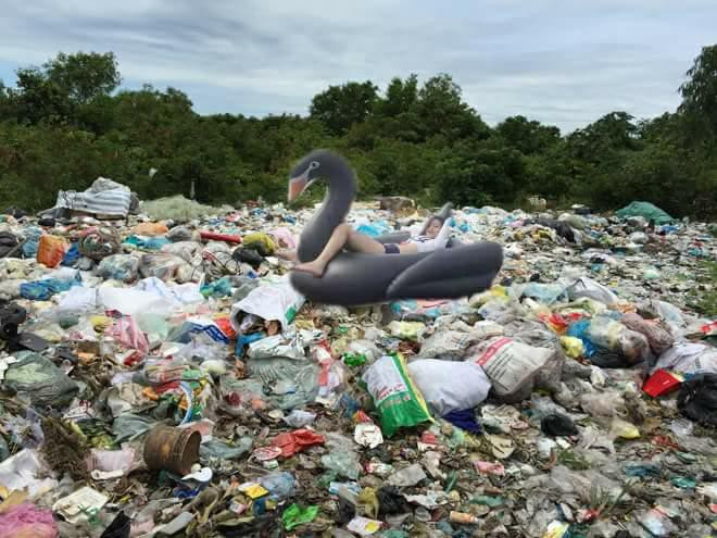 Mới đây, một cô gái đi chơi du lịch Hạ Long, có một bức hình không được ưng ý cho lắm và nhờ dân mạng chỉnh sửa màu nước biển sao cho trong xanh.