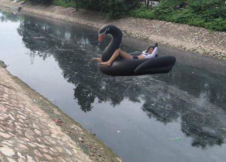 Liên hệ với ''khổ chủ'' trong bài viết trên, cô gái sinh năm 1994 tâm sự: "Mình chụp ảnh làm kỉ niệm khi đi chơi ở Hạ Long, nhưng muốn ảnh đẹp để up Facebook nên nhờ mọi người sửa giùm, không ngờ được mọi người quan tâm đến vậy.