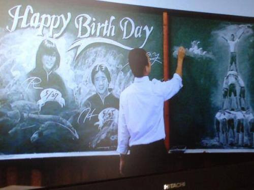 Teen Nhật Bản say mê thể hiện tác phẩm vẽ lên bảng của mình.