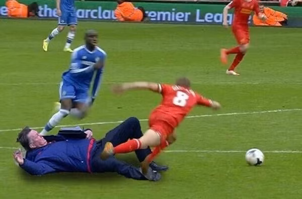 Tận dụng cơ hội này, các thành viên mạng đã liên tục đưa ra những bức ảnh chế về "giả vờ" ngã này của chiến lược gia người Hà Lan.