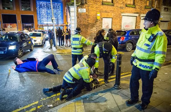 Tất cả nằm im, cảnh sát tới đây.