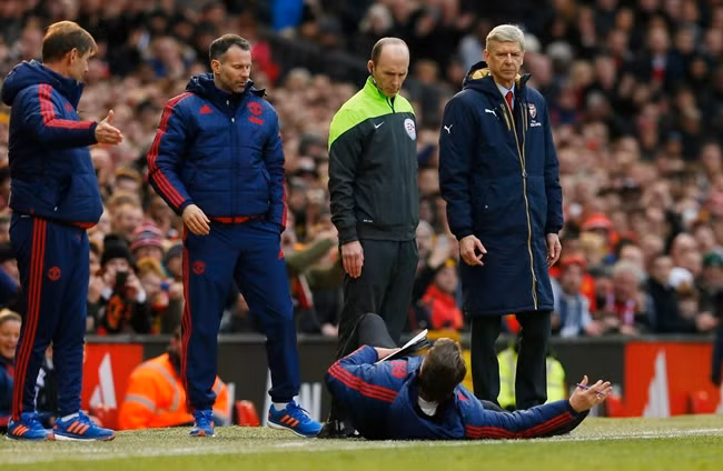 Trong trận thắng 3-2 của Manchester United trước Arsenal, HLV Van Gaal đã có hành động khá hài hước khi có màn ngã hài hước để tố cáo hành động ăn vạ của các cầu thủ đối phương.