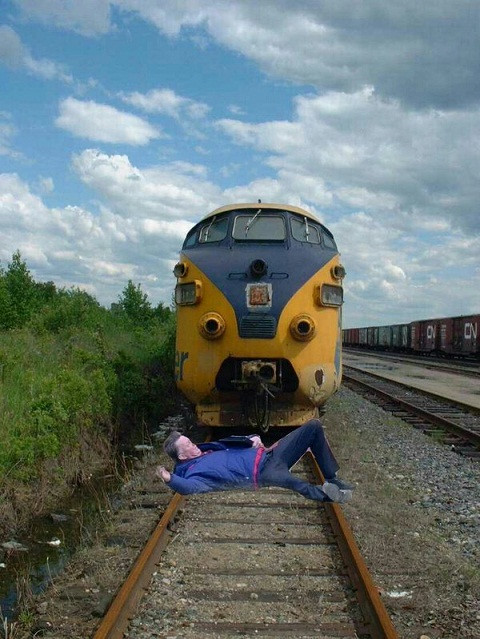 Khi muốn tự tử thì có thể chọn cách nằm giữa đường ray xe lửa như Van Gaal.