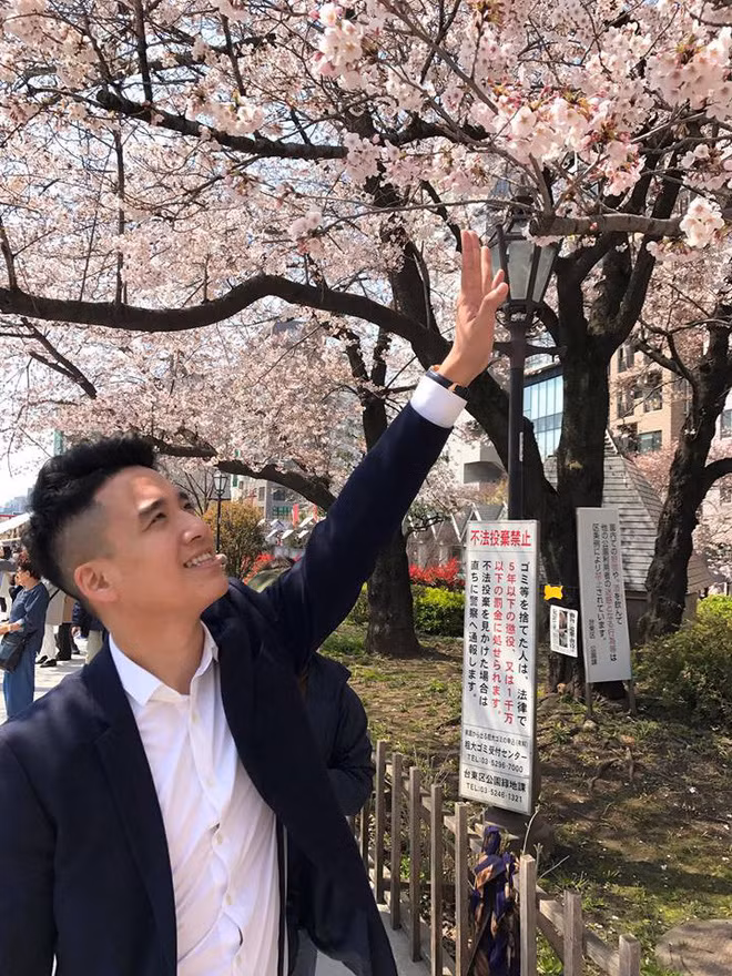 Theo tiết lộ của một số sinh viên trường ĐH FPT, không chỉ giỏi giang, đẹp trai mà thầy Sơn Tùng còn hát khá hay. Trên trang cá nhân, thi thoảng thầy giáo trẻ lại đăng tải các clip về những bài hát do chính mình thể hiện.