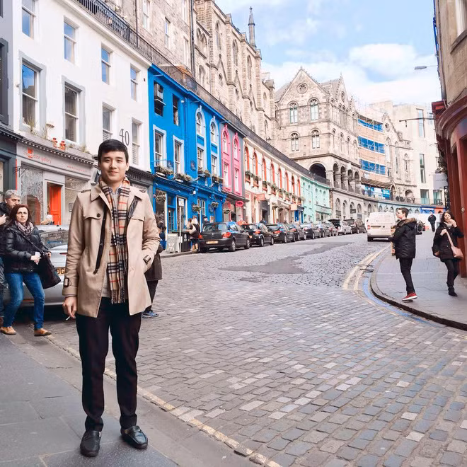 Sở hữu khuôn mặt điển trai, phong cách ăn mặc lịch lãm, đậm chất phương Tây, thầy giáo ĐH FPT tên Sơn Tùng thu hút ánh mắt người nhìn ngay từ lần tiếp xúc đầu tiên.