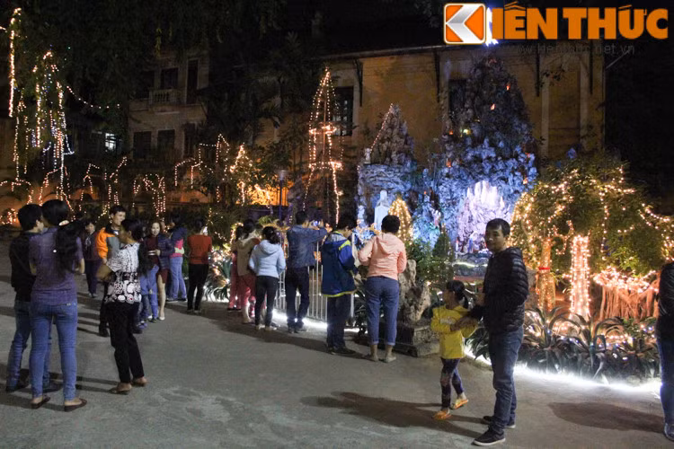 Vào mỗi dịp Giáng Sinh về, các nhà thờ trong tại Hà Nội cũng như trên khắp cả nước được trang trí đèn hoa vô cùng lộng lẫy và tâm điểm là Hang đá Giáng Sinh.