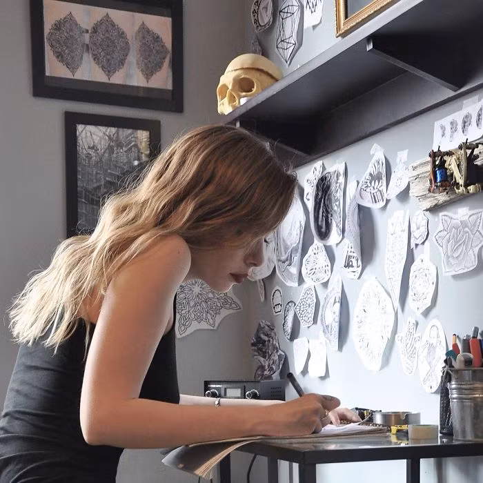 Bicem Sinik, nữ thợ xăm người Thổ Nhĩ Kỳ đang sở hữu studio xăm Dr.Woo tại London, Anh.