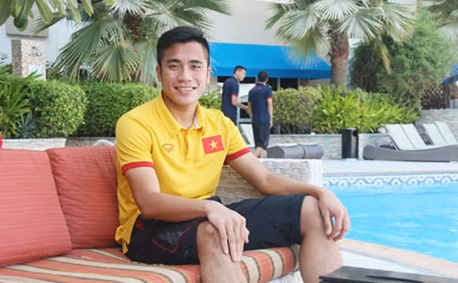 Bùi Tiến Dụng chính là em trai của thủ môn Bùi Tiến Dũng. Anh cùng Tiến Dụng tạo nên bộ đôi tiền vệ trung tâm thi đấu ăn ý. Cầu thủ trẻ sinh năm 1998 này có thể hình khá lí tưởng, thể lực sung mãn và tích cực di chuyển và thường xuyên có mặt ở những điểm nóng trên sân.