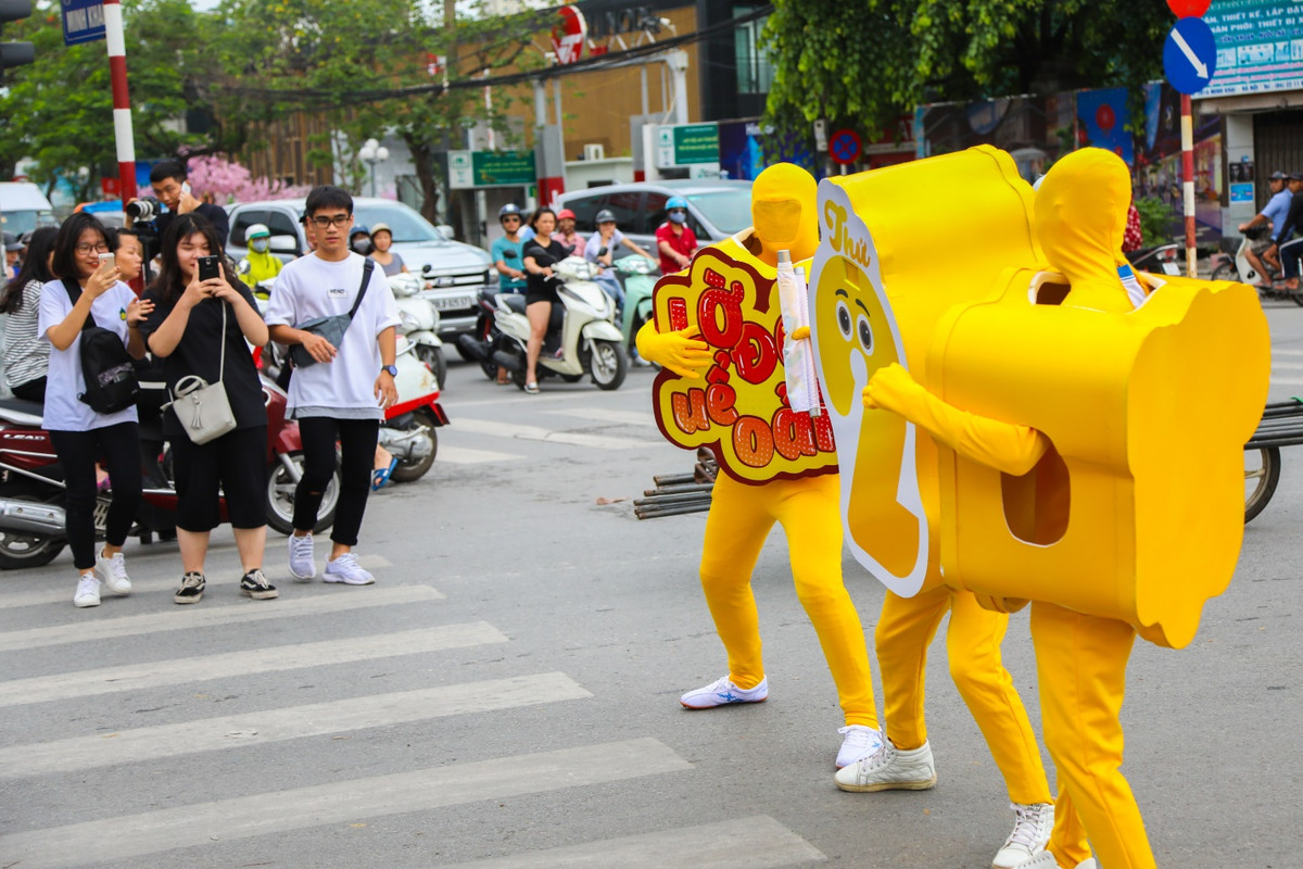 Cụ thể, khoảng 6h30 tới 9h30, tại các ngã tư đèn đỏ Minh Khai – Kim Ngưu, Vọng – Giải Phóng – Trường Chinh, Trường Chinh – Láng – Nguyễn Trãi – Tây Sơn và Láng – Láng Hạ - Lê Văn Lương bỗng xuất hiện hội sinh vật lạ mỗi khi đèn giao thông chuyển tới màu đỏ.