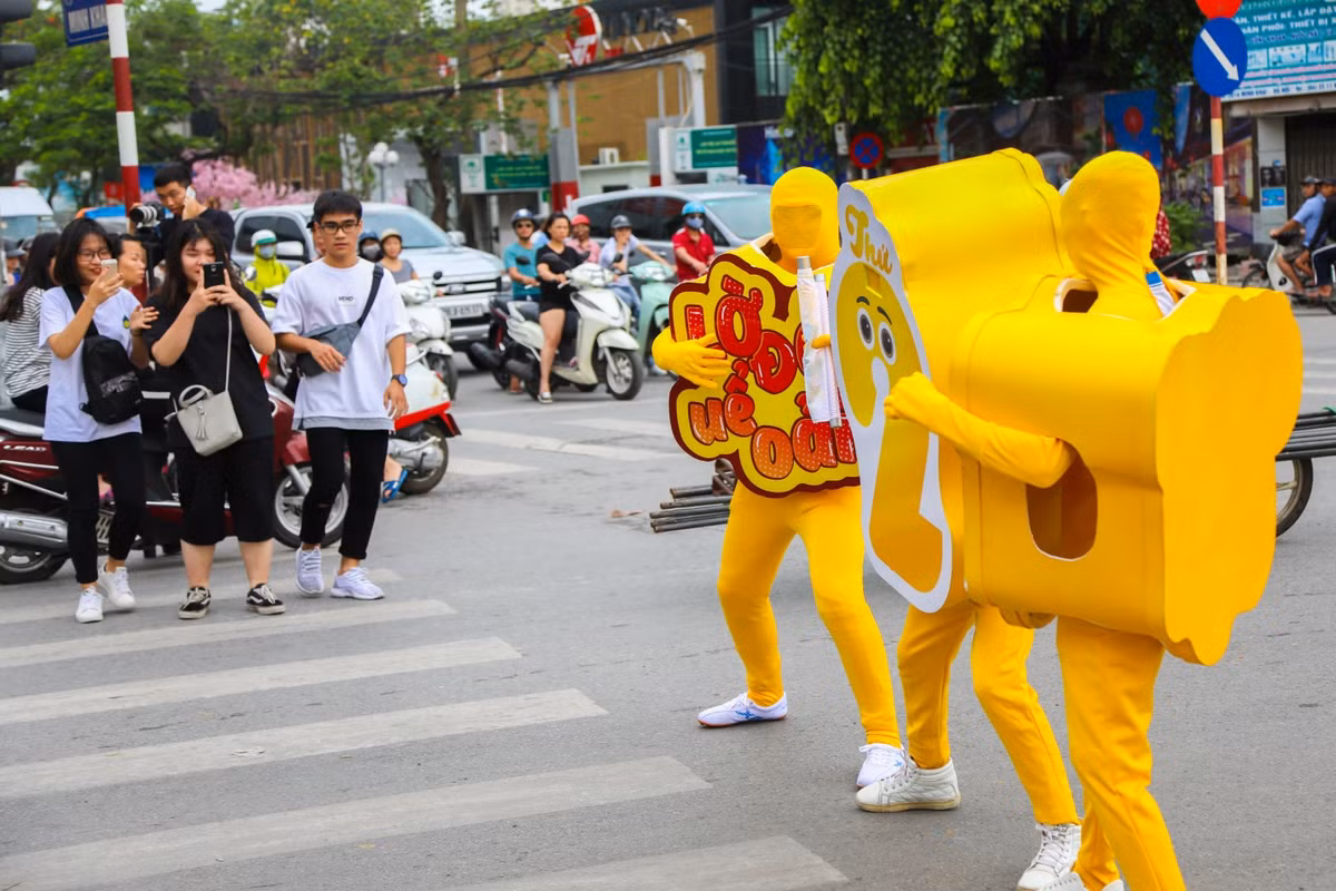 Cụ thể, khoảng 6h30 tới 9h30, tại các ngã tư đèn đỏ Minh Khai – Kim Ngưu, Vọng – Giải Phóng – Trường Chinh, Trường Chinh – Láng – Nguyễn Trãi – Tây Sơn và Láng – Láng Hạ - Lê Văn Lương bỗng xuất hiện hội sinh vật lạ mỗi khi đèn giao thông chuyển tới màu đỏ.