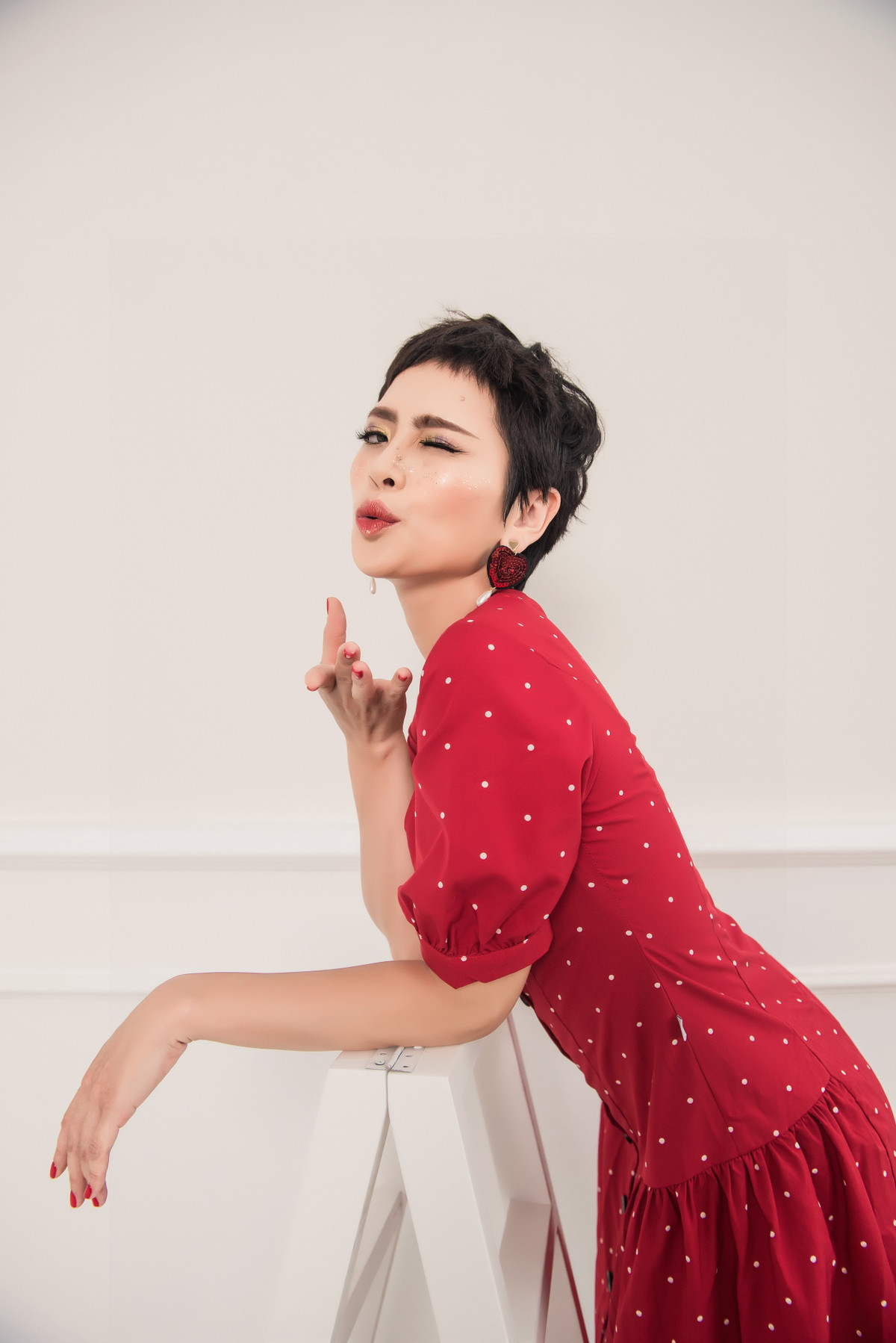 Việc kinh doanh của Thúy An bắt đầu không chỉ bằng sự tò mò mà nó đến từ thực tế vì nếu nhìn vào thực trạng đồng lương của các diễn viên thì nó không thể đủ cho việc trang trải hàng ngày. Nhất là những diễn viên đã có gia đình và có con nhỏ như Thúy An.