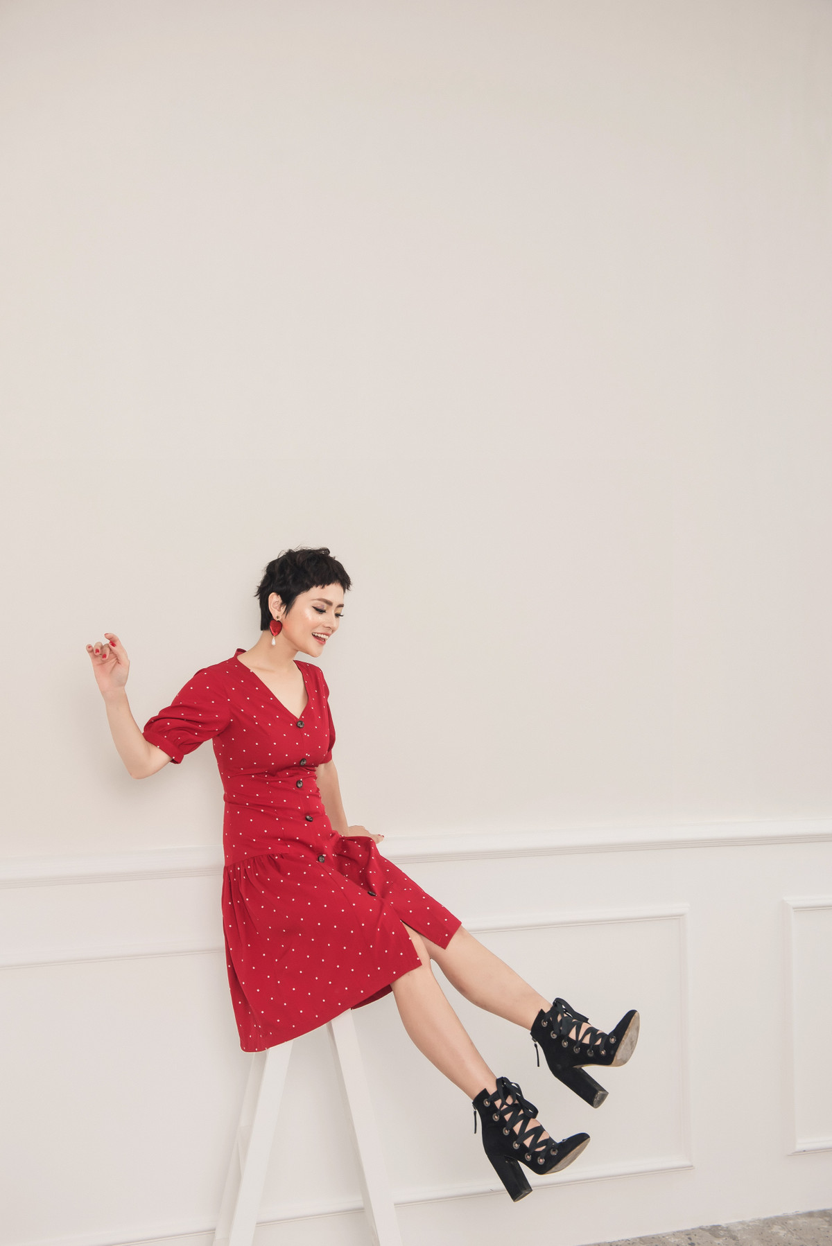 Gặp Thúy An trong một buổi tối tại quán cafe của gia đình cô mở trên phố Trúc Bạch, nữ diễn viên xuất hiện bình dị với chiếc váy maxi, mái tóc cắt ngắn để hợp với vai diễn "Ly cave" trong bộ phim sắp ra mắt mang tên "Cơn mưa ngang qua".