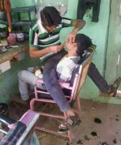 Không chỉ có những cô nàng với thân hình nóng bỏng ăn mặc thiếu vải mới dám đưa ra những tư thế bá đạo với các vị khác mà anh chủ tiệm cắt tóc này cũng rất vô tư thể màn cắt tóc độc đáo của mình.