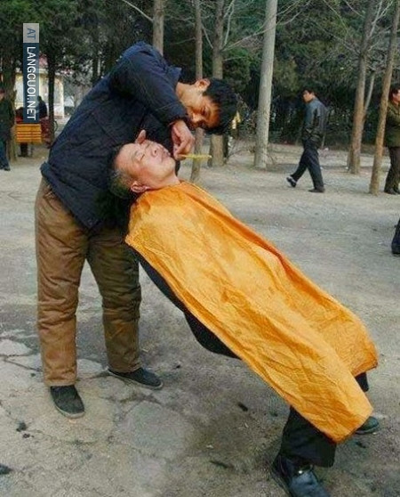 Với nhiều vị khách tới cắt tóc họ sẽ chọn những tiệm có ghế đệm êm nhưng với người đàn ông này đã chọn cách cắt tóc không cần ghế.