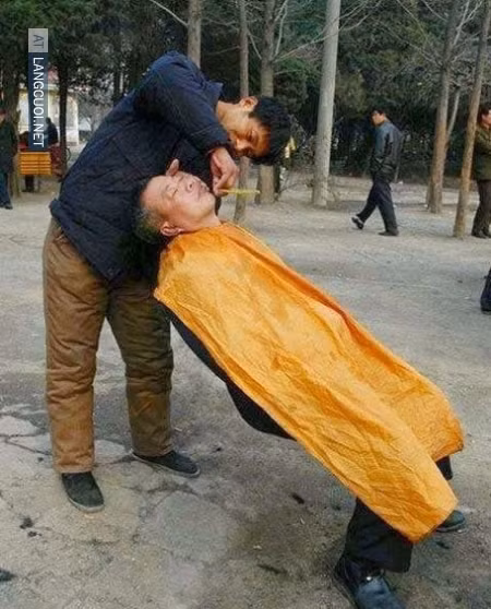 Với nhiều vị khách tới cắt tóc họ sẽ chọn những tiệm có ghế đệm êm nhưng với người đàn ông này đã chọn cách cắt tóc không cần ghế.