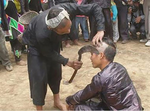 Bình thường cắt tóc sẽ dùng tới cây kéo nhưng với những người miền quê họ dùng chiếc liềm cắt lúa để kiêm nhiệm luôn vật dụng cắt tóc.