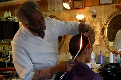 Dùng lửa cắt tóc là một hình thức cắt tóc không xa lạ gì với những người dân tại Ấn Độ.