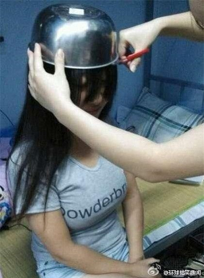 Để có được một chiếc mái mưa thời thượng cô nàng trên đã nhờ bạn cùng phòng dùng chiếc bát để cắt tóc cho mình.