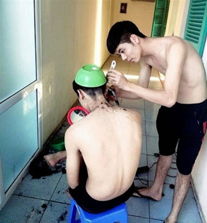 Dừng lại ở các tư thế cắt tóc độc, dân mạng chuyển sang soi những dụng cụ cắt tóc. Họ đã ngỡ ngàng khi chứng kiến một chức năng khác của chiếc bát ăn cơm.