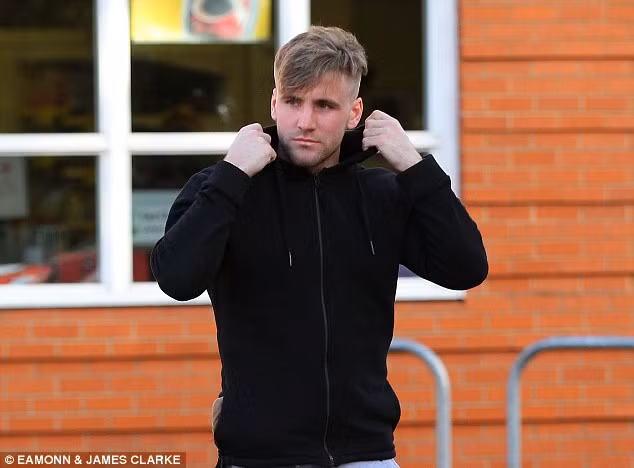 Với nụ cười dễ thương, Luke Shaw được ví như hot boy của xứ sở Sương mù có thể hạ gục bất kỳ cô gái tuổi teen nào.