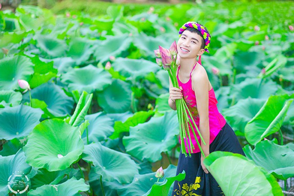 Nhiều người bình luận rằng, ngoại hình của nam sinh trên chẳng kém thiếu nữ. Thậm chí, họ còn đặt nghi vấn về giới tính của cậu bạn này nhưng vẫn không quên dành lời khen có cánh cho nhan sắc.