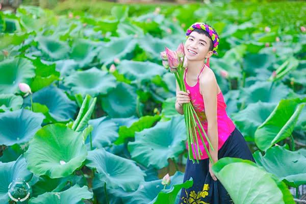 Nhiều người bình luận rằng, ngoại hình của nam sinh trên chẳng kém thiếu nữ. Thậm chí, họ còn đặt nghi vấn về giới tính của cậu bạn này nhưng vẫn không quên dành lời khen có cánh cho nhan sắc.