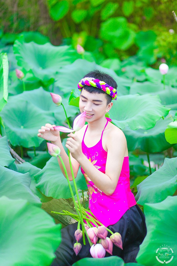 Còn ở chiều hướng ngược lại, nickname B.T.K.L bày tỏ quan điểm: "Chắc mọi người có ý là ảnh mang tính giải trí. Nhưng mình thấy rất lố lăng, mang bộ trang phục ra làm trò. Không hiểu giờ các bạn trẻ này nghĩ gì"