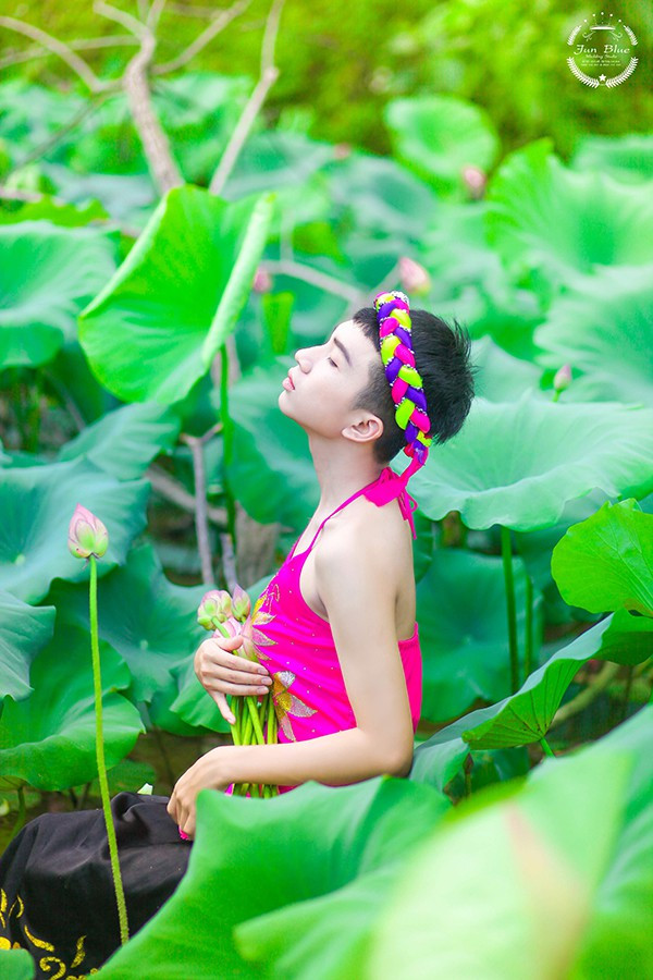 Được biết nam sinh trong bức ảnh táo bạo trên là Nguyễn Ngọc Phúc (SN 2000, Nghệ An). Hiện Phúc vừa hoàn thành chương trình lớp 12 trường THPT Anh Sơn 1 (Nghệ An).