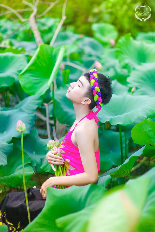 Được biết nam sinh trong bức ảnh táo bạo trên là Nguyễn Ngọc Phúc (SN 2000, Nghệ An). Hiện Phúc vừa hoàn thành chương trình lớp 12 trường THPT Anh Sơn 1 (Nghệ An).