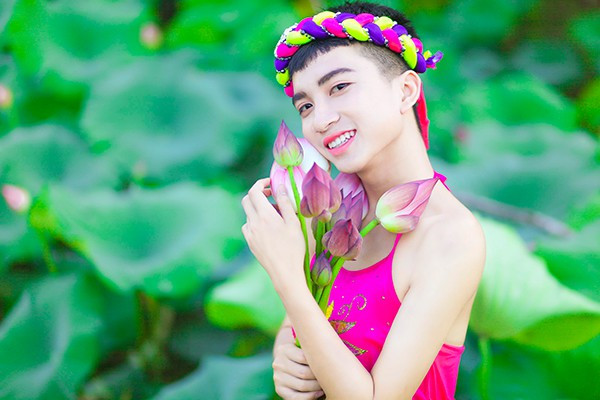 Mới đây, ăn theo phái nữ, các anh chàng cũng đua nhau đi chụp với sen. Gây chú ý nhất phải kể đến nam sinh mặc áo yếm khoe lưng trần cũng tạo dáng e ấp bên hồ sen khiến dân mạng đã có những cuộc tranh cãi nảy lửa.