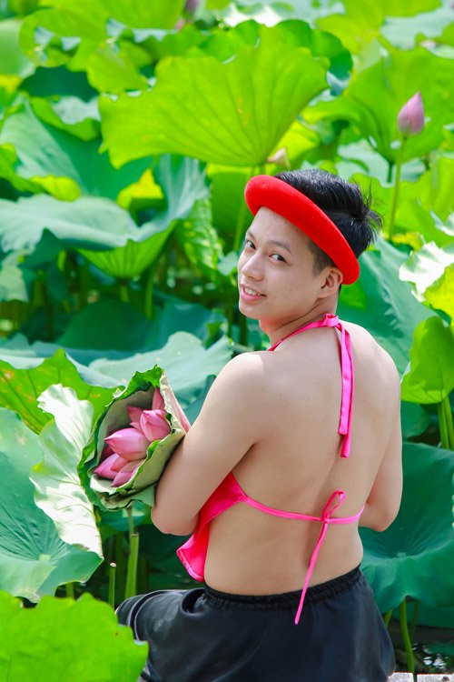 Trước đó cũng có nam sinh đã chụp ảnh hoa sen khoe lưng trần nhưng nhan sắc không thể so sánh được với Ngọc Phúc.
