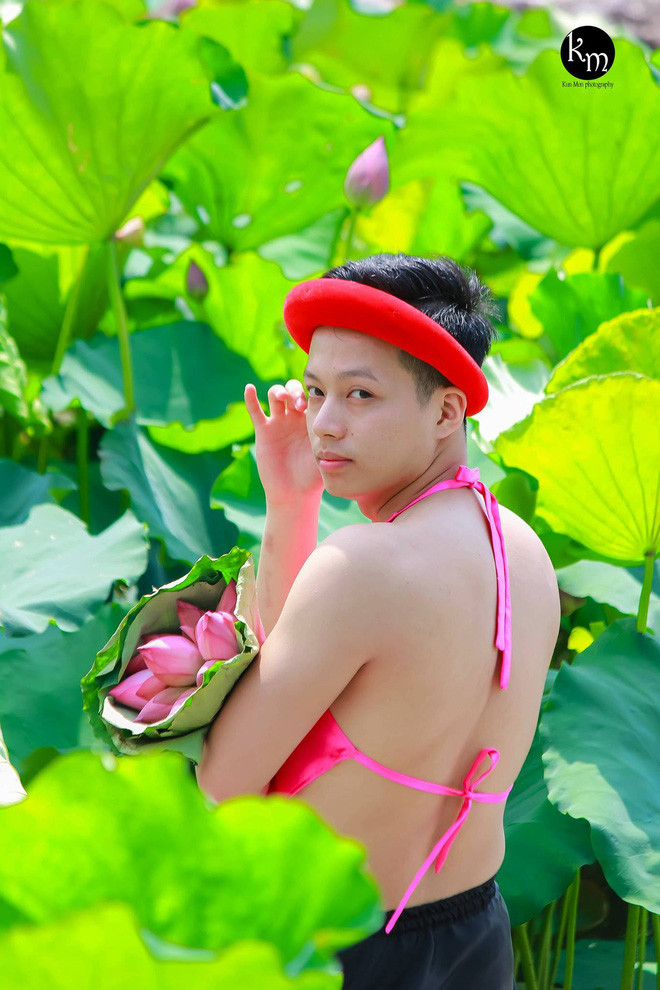 Chia sẻ về lần đầu tiên mặc yếm, Phúc khá loay hoay, phải nhờ 1 bạn nữ giúp đỡ. Về phần diễn xuất, Phúc đã được anh nháy động viên rất nhiều để bình tĩnh tạo dáng dù ban đầu khá ngại ngùng.