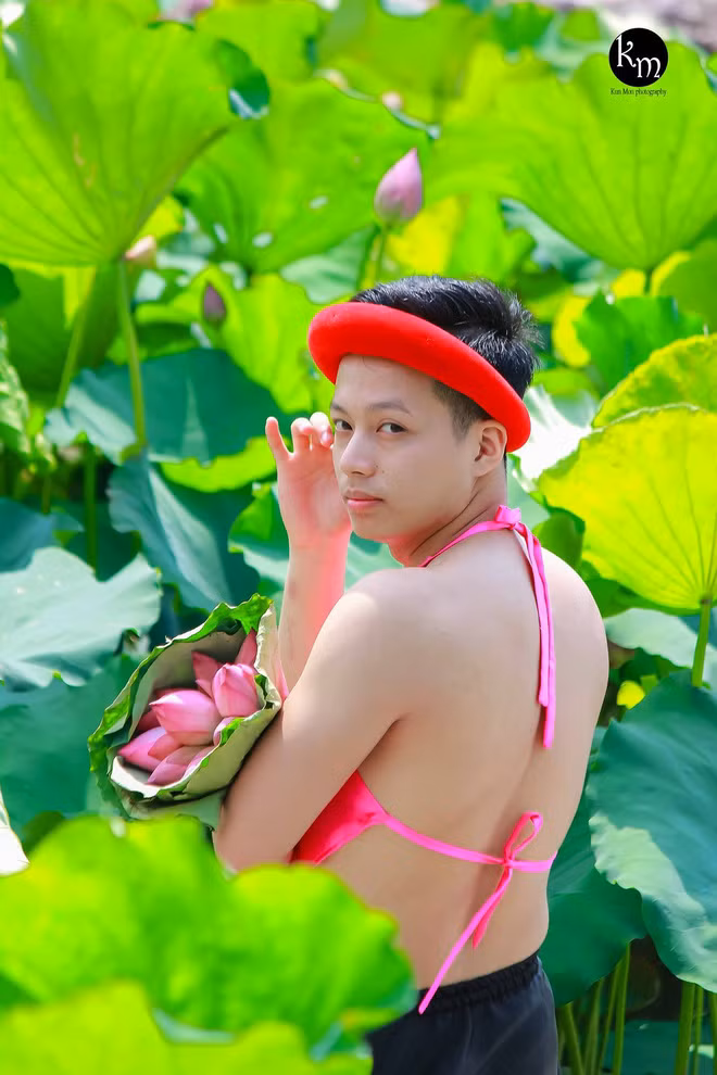 Chia sẻ về lần đầu tiên mặc yếm, Phúc khá loay hoay, phải nhờ 1 bạn nữ giúp đỡ. Về phần diễn xuất, Phúc đã được anh nháy động viên rất nhiều để bình tĩnh tạo dáng dù ban đầu khá ngại ngùng.