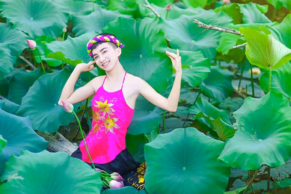 Tuy nhiên, ai cũng phải công nhận rằng, chàng trai bên hồ sen nhận được lời khen ngợi khi khéo léo khoe được làn da trắng trẻo và thân hình khá giống con gái.