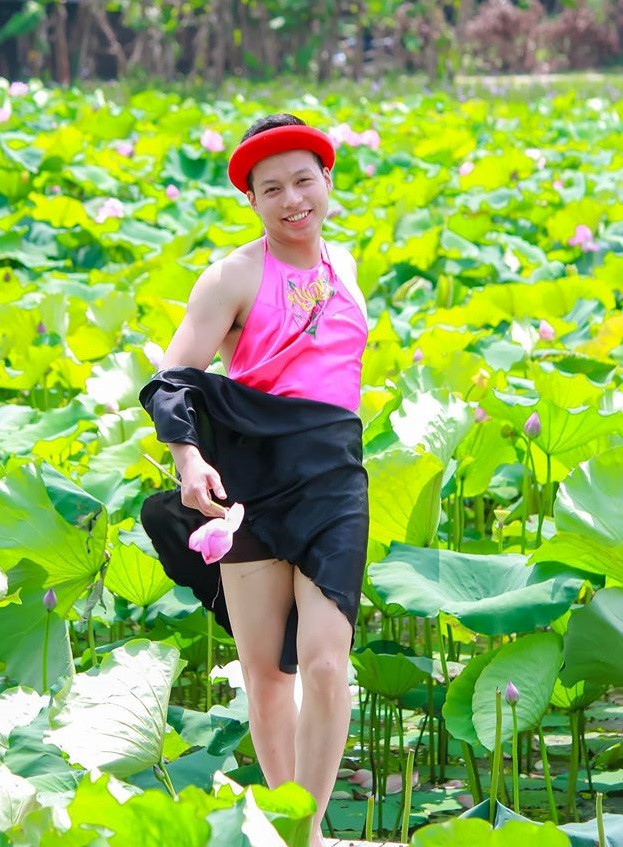 Chia sẻ về bộ ảnh của mình, Ngọc Phúc cho biết anh chàng thích chụp ảnh nghệ thuật và qua bộ ảnh này muốn thử sức với hoa sen. Cùng với đó cũng muốn chứng minh rằng không phải chỉ các bạn nữ mới có thể tạo dáng mềm mại, uyển chuyển mà các bạn nam như mình cũng có thể, nếu muốn.