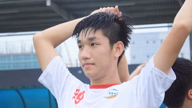 Sở hữu chiều cao 1m84, anh chàng tiền đạo thuộc biên chế CLB Viettel này hiện đang là cầu thủ có thể hình tốt nhất lứa U19 Việt Nam. Đáng nói là chỉ sau 1 năm, Trọng Đại đã tăng được 4 cm cũng như thân hình săn chắc hơn rất nhiều.