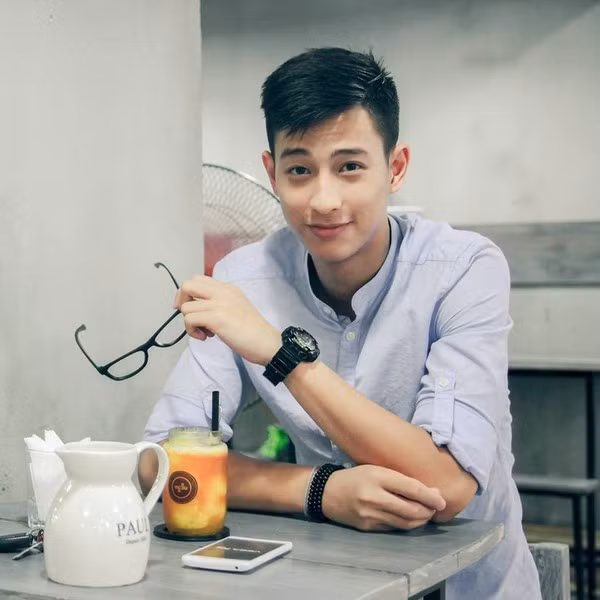 Nếu chỉ nhìn một Hồng Nam của hiện tại thì ít ai biết được anh chàng đã từng rất còi cọc, hay ốm vặt hồi bé. Tuy nhiên, sau vài năm tập luyện sức bền cũng như sự dẻo dai của chàng hot boy cầu lông này đã tăng lên đáng kể. Ảnh sử dụng trong bài: Facebook nhân vật.