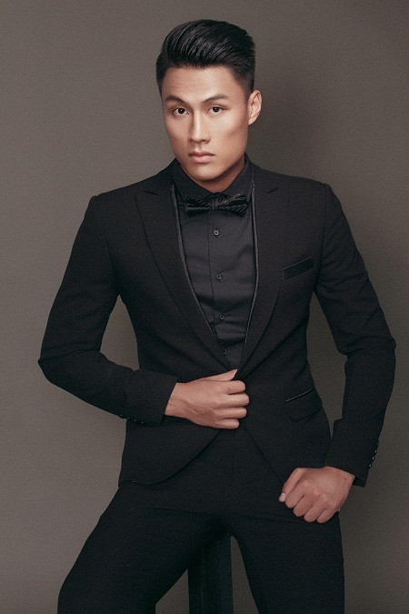 Dù bị không ít anti fan “ném đá" nhưng không thể phủ nhận vẻ điển trai của chàng tiền đạo Việt kiều - Mạc Hồng Quân vẫn lọt vào top những nam thần thể thao Việt và khiến hàng loạt fan nữ phải ngắm nhìn. Chàng cầu thủ đang khoác áo CLB Than Quảng Ninh sở hữu khuôn mặt sắc nét, cũng như thân hình cao tới 1m8.