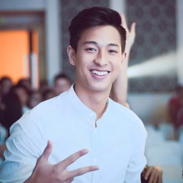 Thời gian trước đây, chàng VĐV cầu lông Phạm Hồng Nam được nhiều người chú ý tới bằng nụ cười tỏa nắng và ngoại hình “chuẩn không cần chỉnh”. Anh chàng này cao 1m85, nặng 77 kg khiến không chỉ người hâm mộ trong nước “điêu đứng” mà ngay cả fan Thái Lan cũng phải “sốt bần bật”.