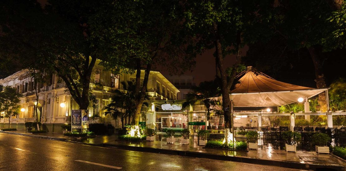 Quán có view trực diện ra Hồ Gươm, nằm giữa những tán cây xanh mát, vị trí "siêu đẹp" mà nhiều nhà hàng khác phải mong ước nên giá cả cũng cao hơn hẳn so với các quán cafe quanh Hồ Gươm.