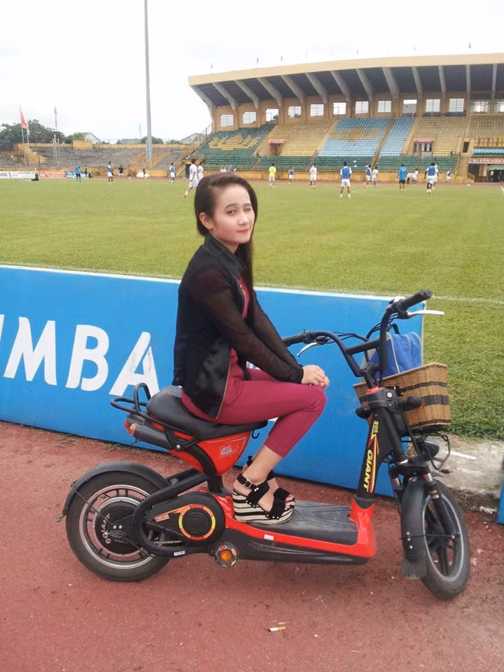 Ngay sau khi được bạn trai là tuyển thủ Tiến Linh đưa lên sóng, ngay lập tức trang cá nhân của Ngọc Quyên nhận được rất nhiều lời mời kết bạn.