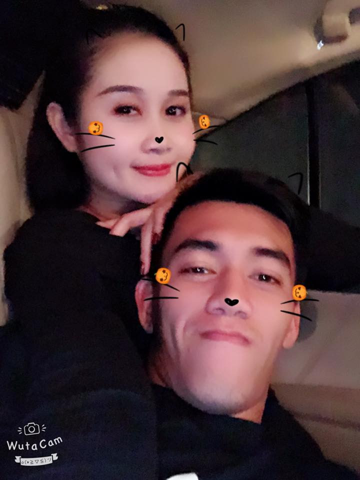 Ngay sau trận đấu, trên Facebook cá nhân, Ngọc Quyên đã check-in với hình ảnh vô cùng xinh đẹp và dòng cảm xúc: "Hihi. Bán kết thẳng tiến".